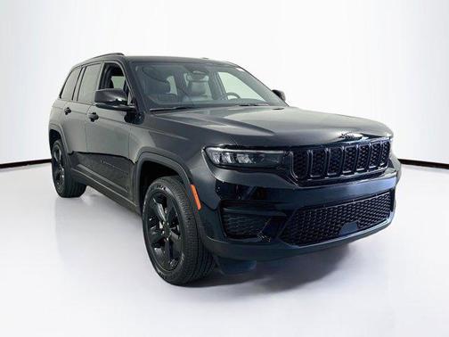 Diamond Black Crystal Pearlcoat 2023 Jeep Grand Cherokee Altitude