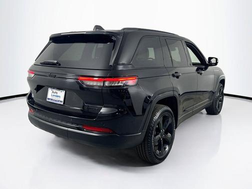 Diamond Black Crystal Pearlcoat 2023 Jeep Grand Cherokee Limited