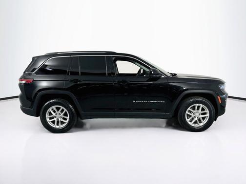 Diamond Black Crystal Pearlcoat 2023 Jeep Grand Cherokee Laredo