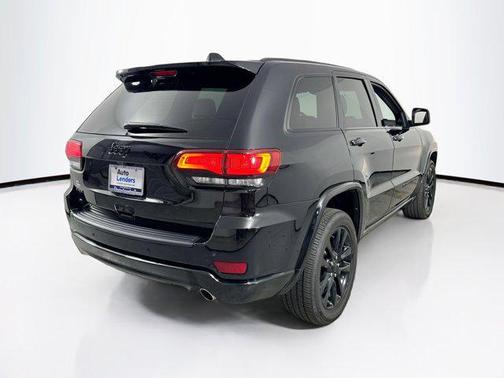 Diamond Black Crystal Pearlcoat 2022 Jeep Grand Cherokee Laredo