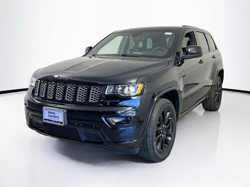 Diamond Black Crystal Pearlcoat 2022 Jeep Grand Cherokee Laredo