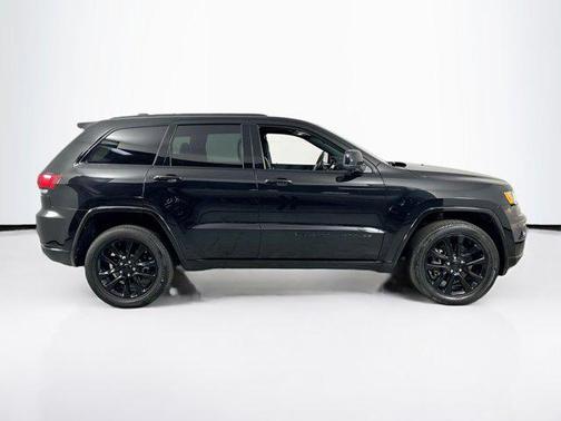 Diamond Black Crystal Pearlcoat 2022 Jeep Grand Cherokee Laredo