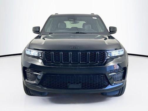 Diamond Black Crystal Pearlcoat 2023 Jeep Grand Cherokee Altitude