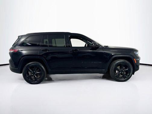 Diamond Black Crystal Pearlcoat 2023 Jeep Grand Cherokee Altitude