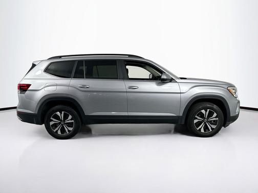 Silver Mist Metallic 2024 Volkswagen Atlas 2.0T SE