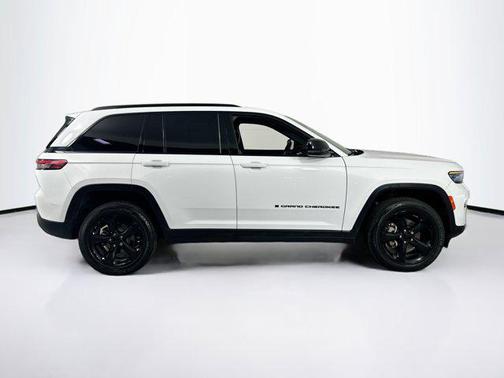 Bright White Clearcoat 2023 Jeep Grand Cherokee Altitude