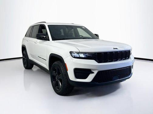 Bright White Clearcoat 2023 Jeep Grand Cherokee Altitude