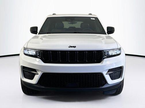 Bright White Clearcoat 2023 Jeep Grand Cherokee Altitude