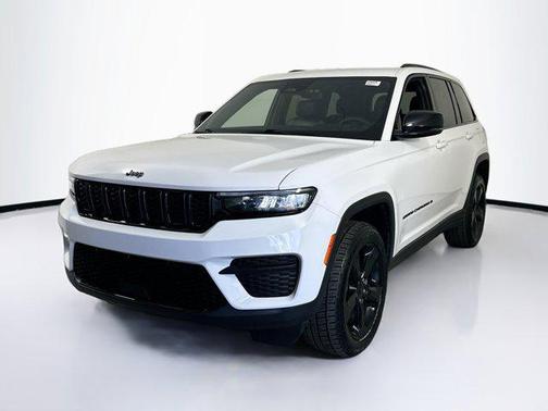 Bright White Clearcoat 2023 Jeep Grand Cherokee Altitude
