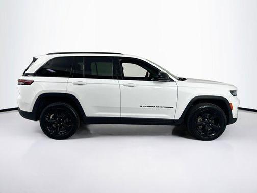 Bright White Clearcoat 2023 Jeep Grand Cherokee Altitude