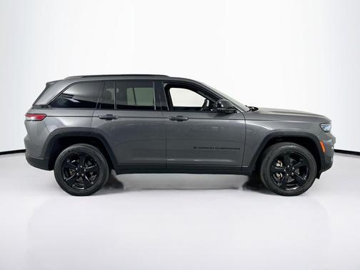 Baltic Gray Metallic Clearcoat 2023 Jeep Grand Cherokee Altitude