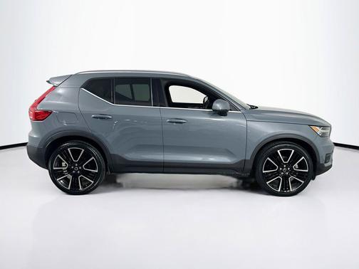 Thunder Grey Metallic 2022 Volvo XC40 T5 Inscription