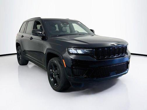Diamond Black Crystal Pearlcoat 2023 Jeep Grand Cherokee Altitude