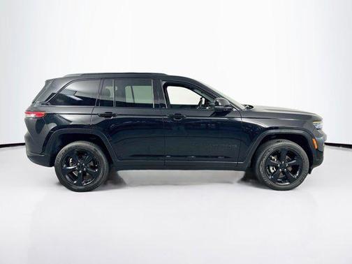 Diamond Black Crystal Pearlcoat 2023 Jeep Grand Cherokee Altitude