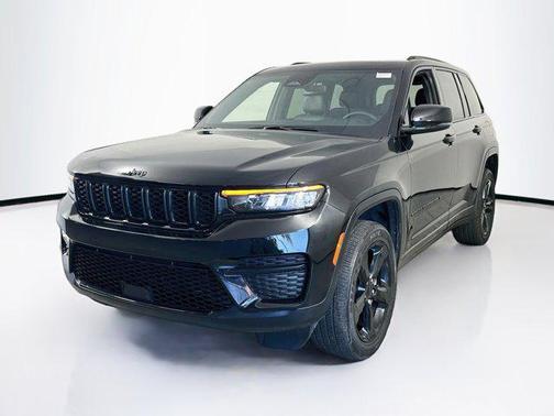 Diamond Black Crystal Pearlcoat 2023 Jeep Grand Cherokee Altitude