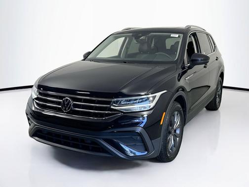 Deep Black Pearl 2022 Volkswagen Tiguan 2.0T SE
