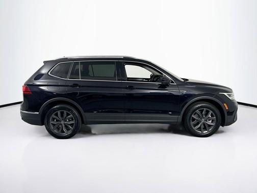 Deep Black Pearl 2022 Volkswagen Tiguan 2.0T SE