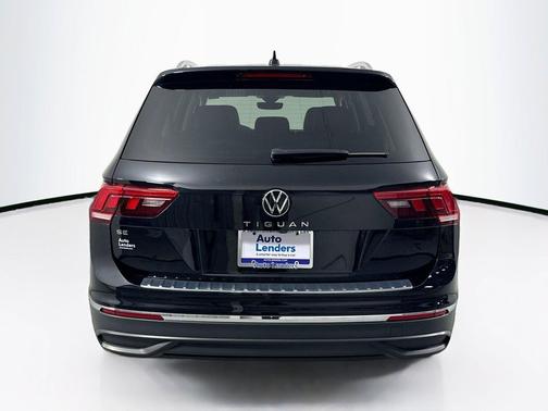 Deep Black Pearl 2022 Volkswagen Tiguan 2.0T SE
