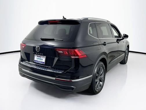 Deep Black Pearl 2022 Volkswagen Tiguan 2.0T SE