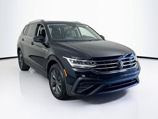 Deep Black Pearl 2022 Volkswagen Tiguan 2.0T SE