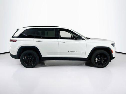 Bright White Clearcoat 2023 Jeep Grand Cherokee Limited