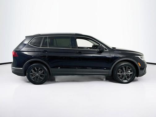 Deep Black Pearl 2024 Volkswagen Tiguan 2.0T SE