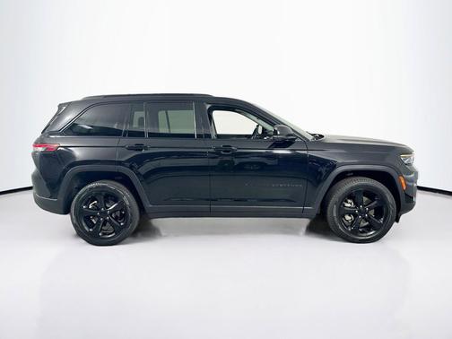 Diamond Black Crystal Pearlcoat 2023 Jeep Grand Cherokee Limited