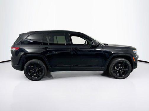 Diamond Black Crystal Pearlcoat 2023 Jeep Grand Cherokee Altitude