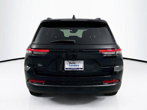 Diamond Black Crystal Pearlcoat 2023 Jeep Grand Cherokee Altitude