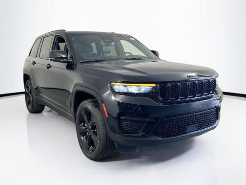 Diamond Black Crystal Pearlcoat 2023 Jeep Grand Cherokee Altitude