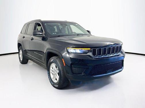 Diamond Black Crystal Pearlcoat 2023 Jeep Grand Cherokee Laredo