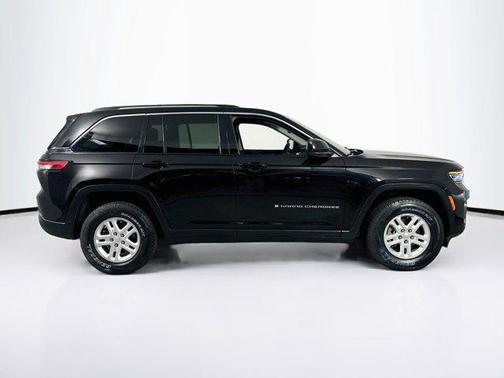 Diamond Black Crystal Pearlcoat 2023 Jeep Grand Cherokee Laredo
