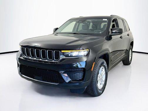 Diamond Black Crystal Pearlcoat 2023 Jeep Grand Cherokee Laredo