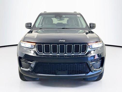 Diamond Black Crystal Pearlcoat 2023 Jeep Grand Cherokee Laredo