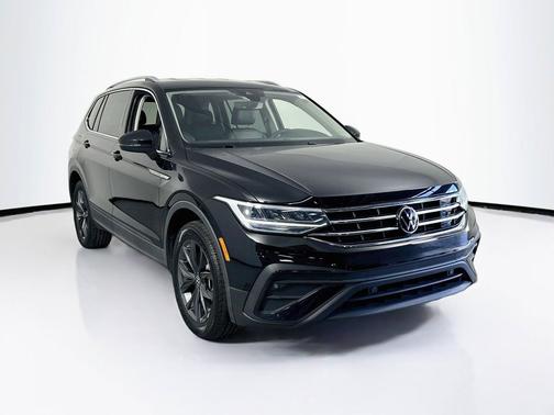Deep Black Pearl 2023 Volkswagen Tiguan 2.0T SE