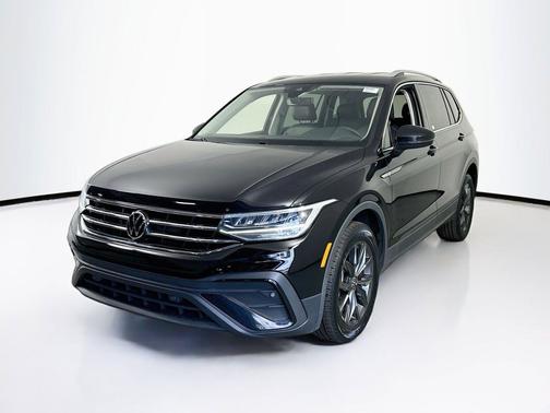 Deep Black Pearl 2023 Volkswagen Tiguan 2.0T SE