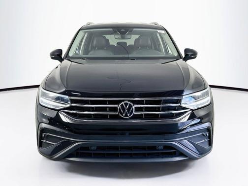 Deep Black Pearl 2023 Volkswagen Tiguan 2.0T SE