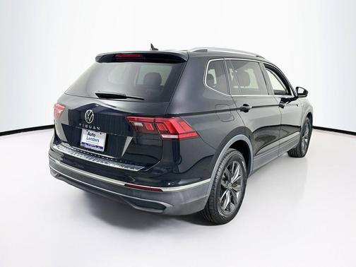 Deep Black Pearl 2023 Volkswagen Tiguan 2.0T SE