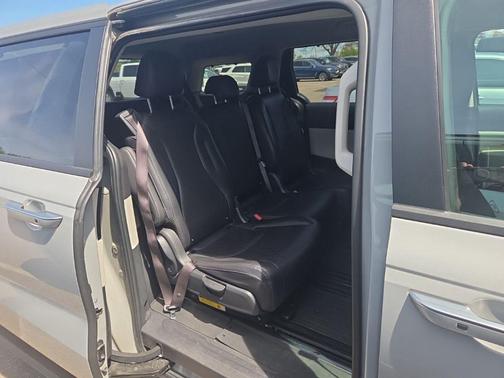 Ceramic White 2024 Kia Carnival EX