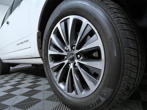 2015 Lincoln Navigator Base