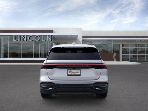 Radiance Metallic 2026 Lincoln Nautilus Premiere