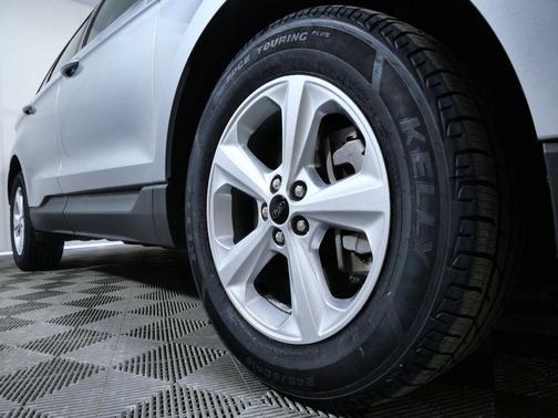 Iconic Silver Metallic 2023 Ford Edge SE