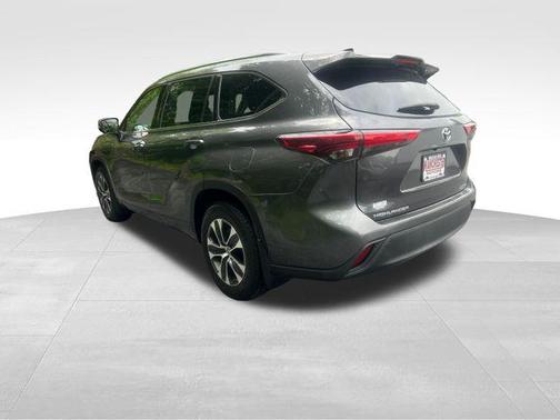 Magnetic Gray Metallic 2021 Toyota Highlander XLE