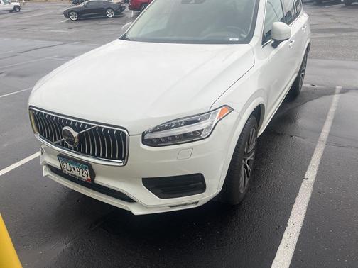 2022 Volvo XC90 T6 Momentum