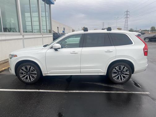 2022 Volvo XC90 T6 Momentum