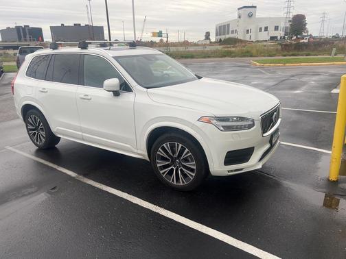2022 Volvo XC90 T6 Momentum