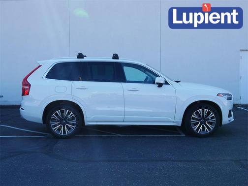 2022 Volvo XC90 T6 Momentum
