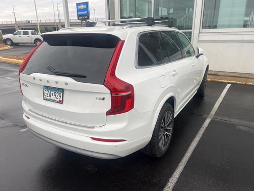 2022 Volvo XC90 T6 Momentum