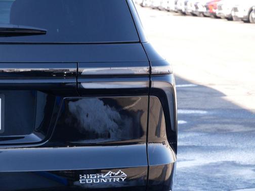 Mosaic Black Metallic 2026 Chevrolet Traverse High Country