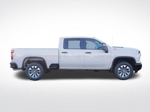 White Sands 2026 Chevrolet Silverado 2500 Custom